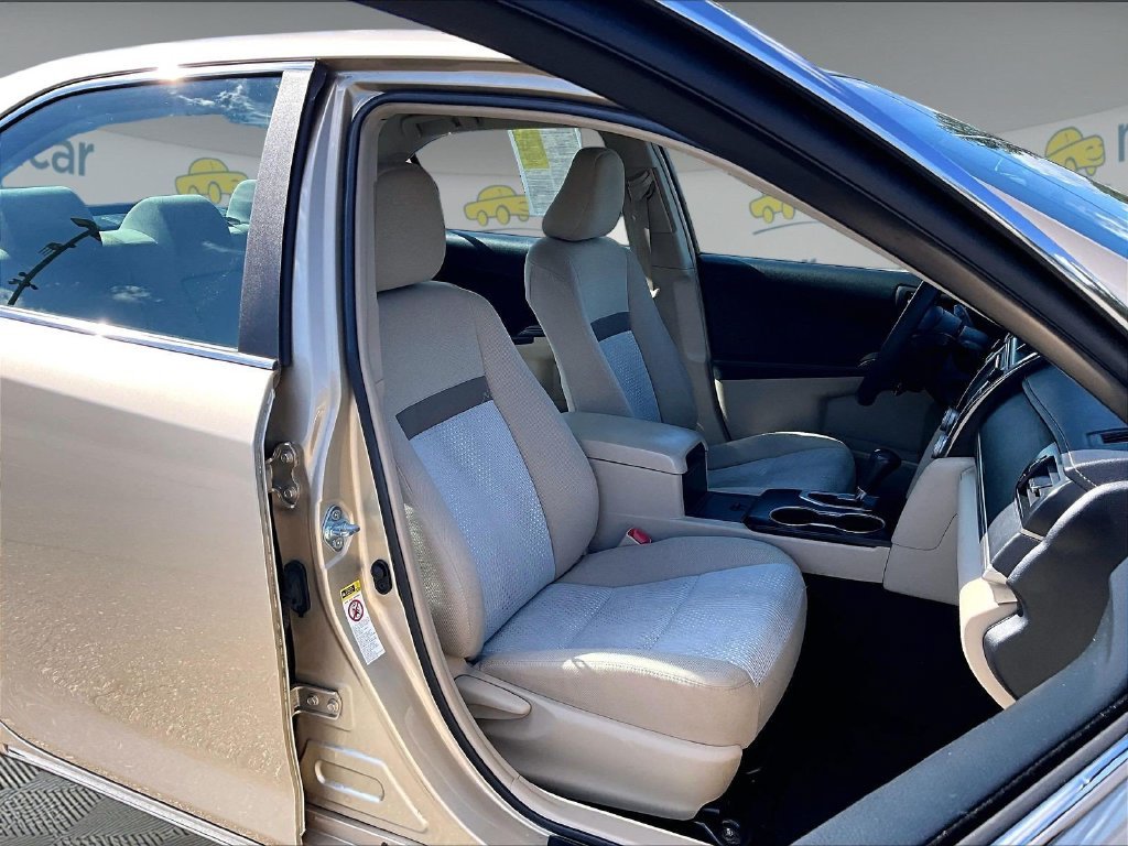 Used 2012  Toyota LE image 11