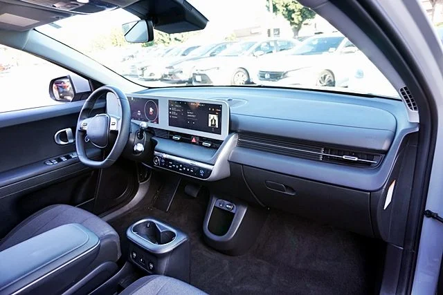 Used 2024 Gray Hyundai SEL image 9