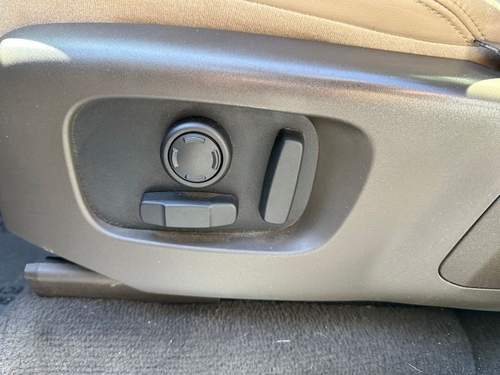 Used 2019 White Land Rover HSE image 11
