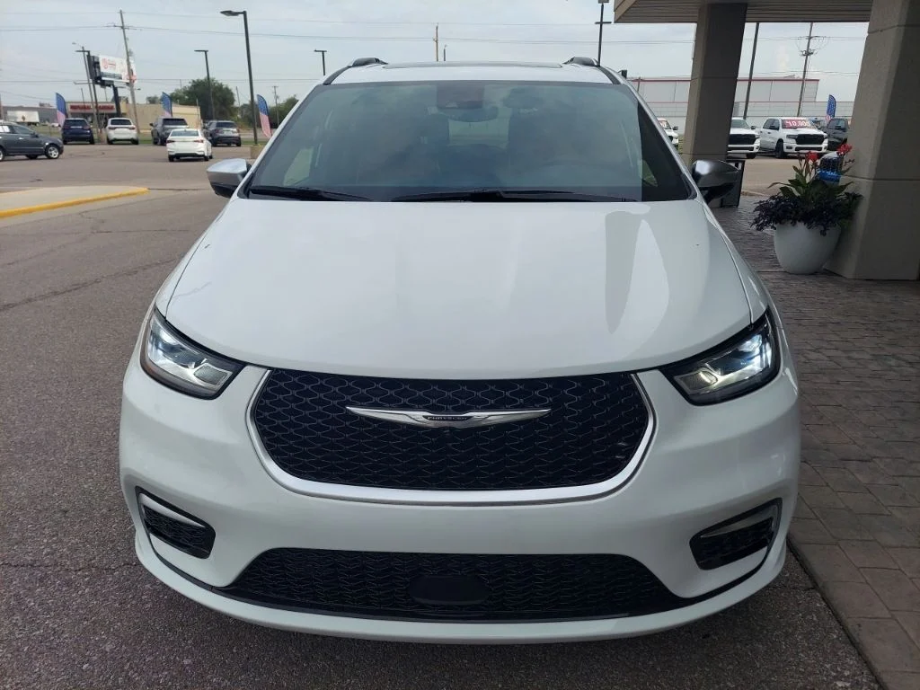 New 2026 Bright White Clear-Coat Exterior Paint Chrysler Pinnacle image 2