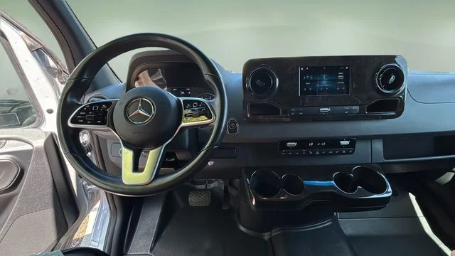 Used 2021  Mercedes-Benz Cargo 170 WB image 12