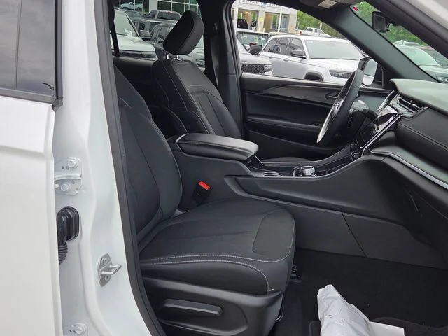 Used 2025 White Jeep Laredo image 15