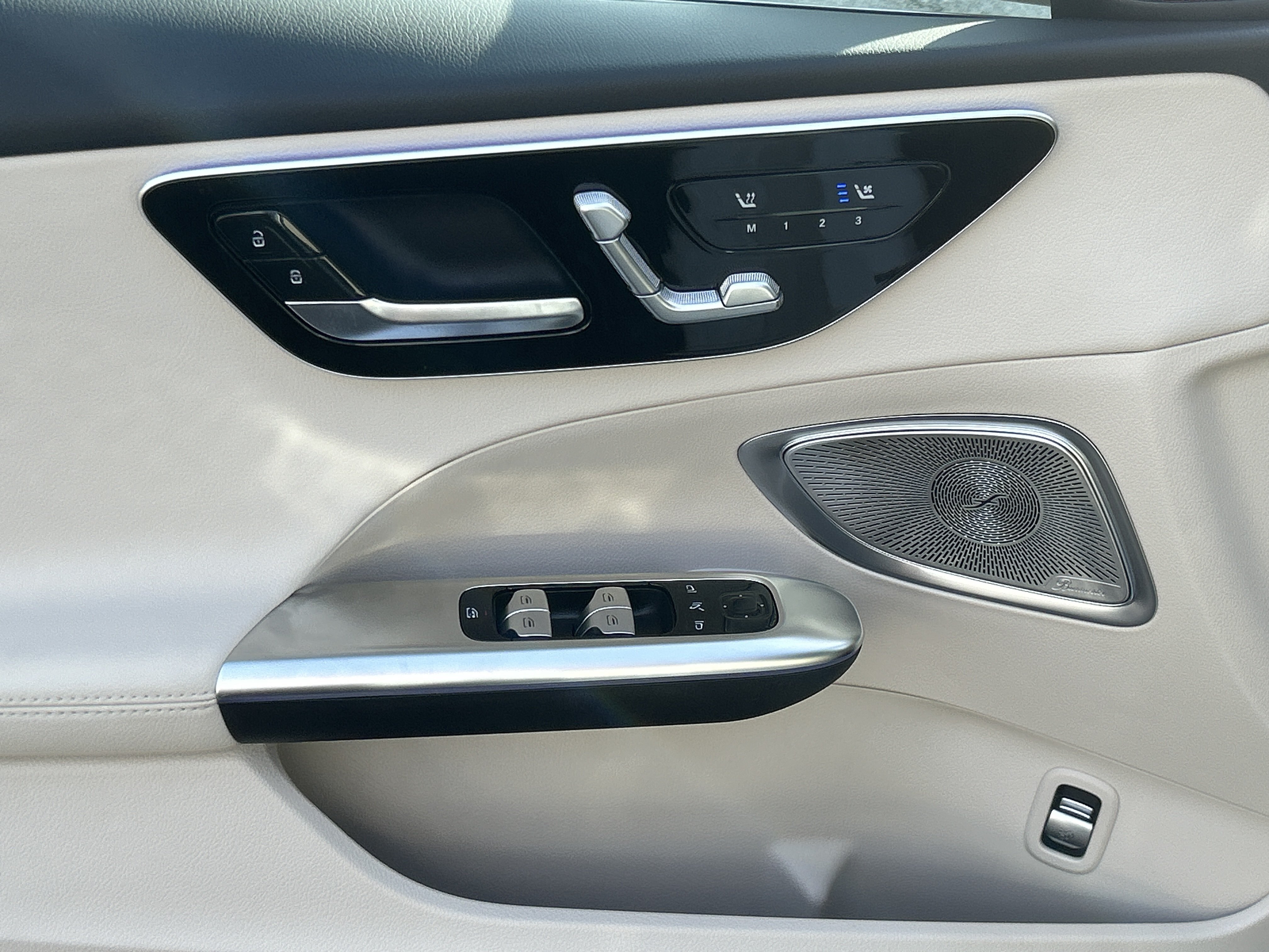 New 2026 MANUFAKTUR Moonlight White Metallic Mercedes-Benz C 300 Sedan image 18