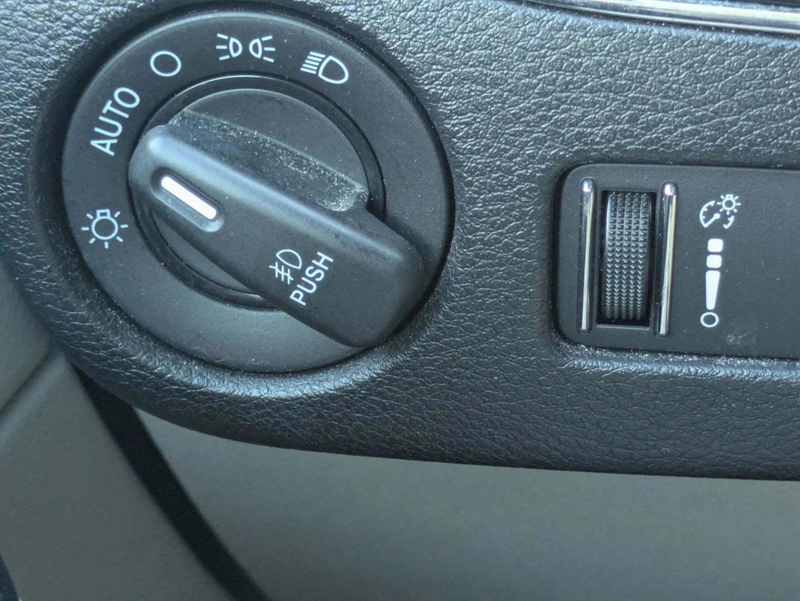 Used 2019 Billet Clearcoat Dodge SXT image 12