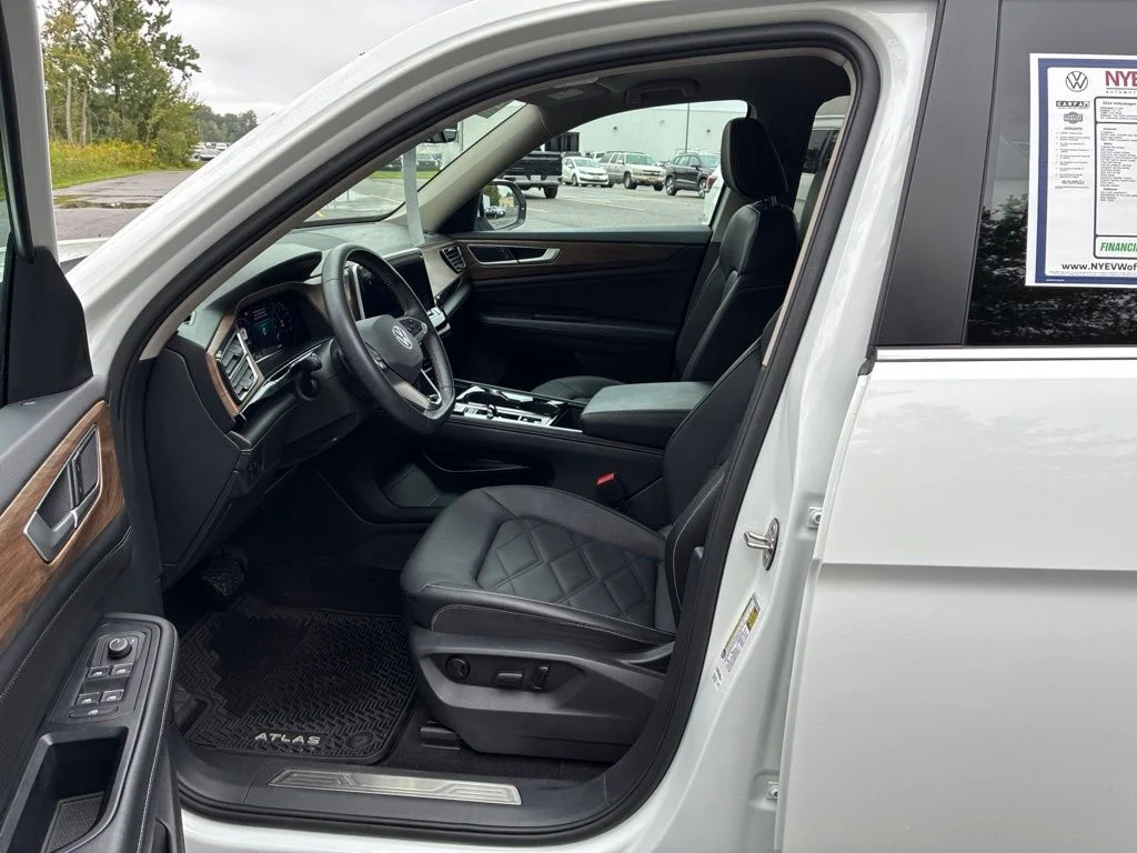Certified Used 2024  Volkswagen 2.0T SE w/Technology image 10