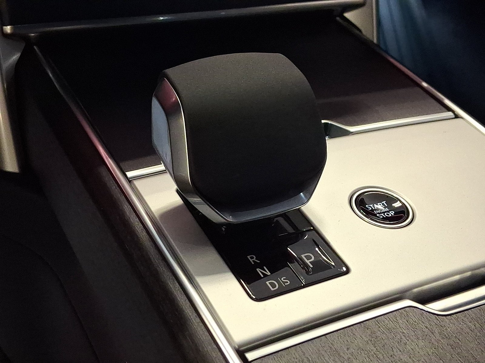 New 2026 Batumi Gold LAND ROVER SE 7 Seats image 9