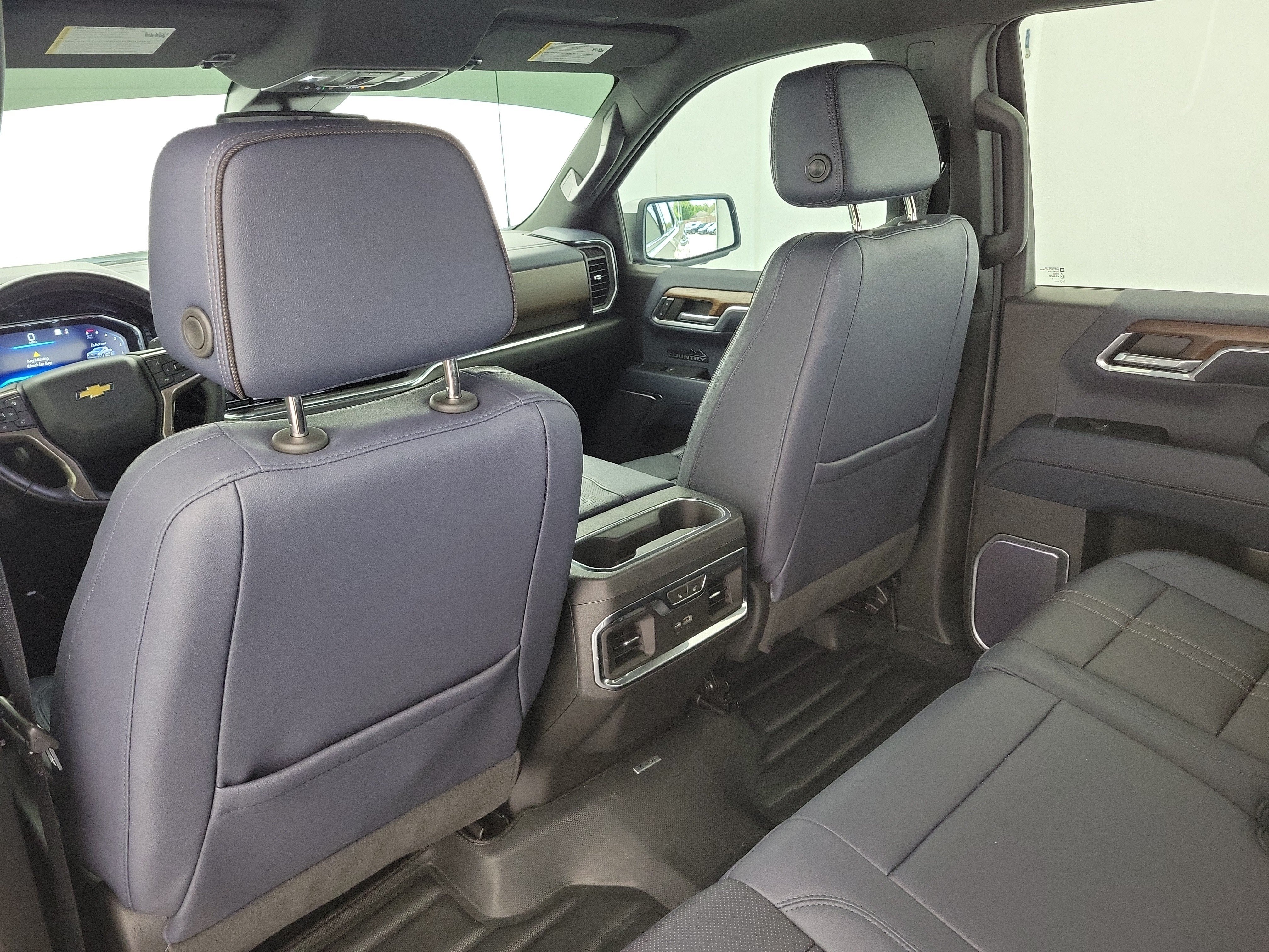 Used 2023 Iridescent Pearl Tricoat Chevrolet High Country image 13