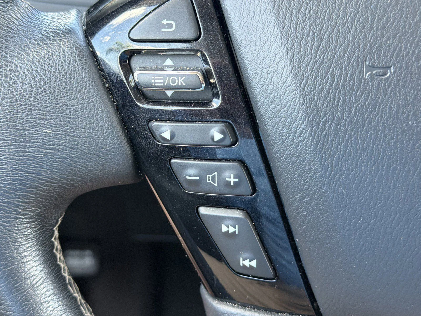 Used 2022 Gray INFINITI LUXE image 30