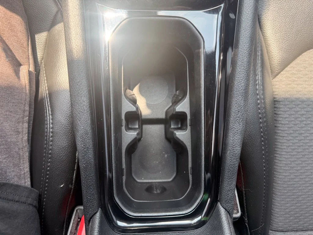 Used 2022 White Jeep Latitude image 26