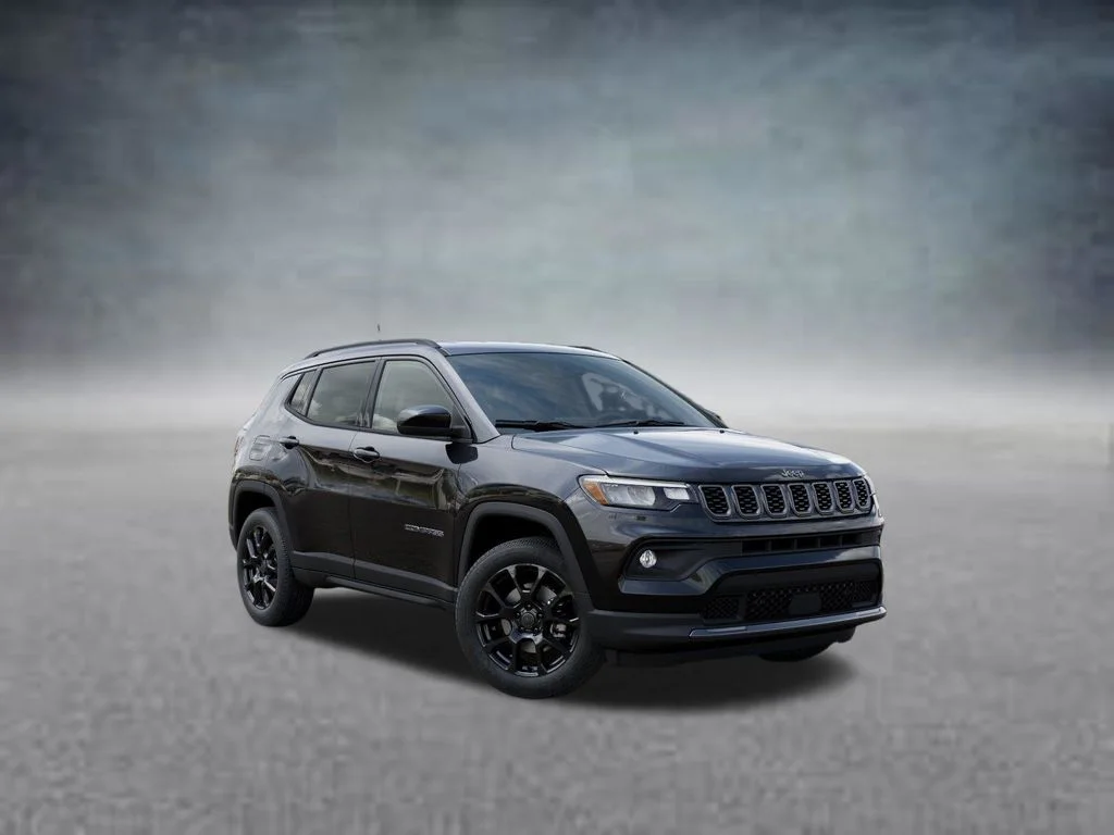 New 2026 Diamond Black Crystal Pearl-Coat Exterior Paint Jeep Latitude image 5