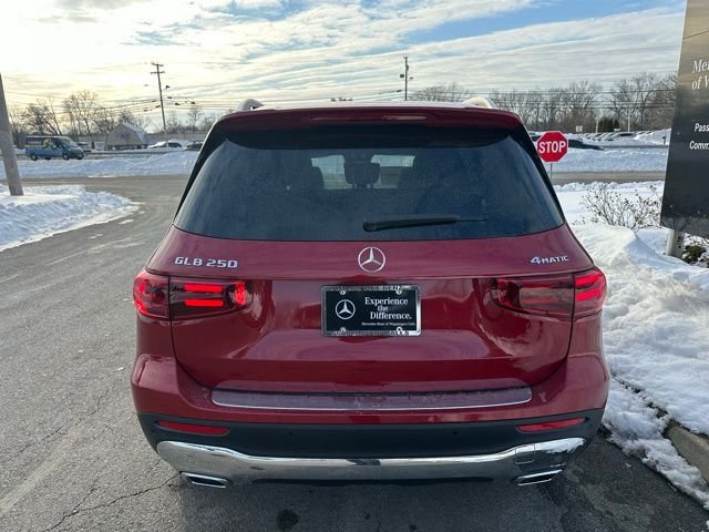 New 2026 MANUFAKTUR Patagonia Red Metallic Mercedes-Benz GLB 250 image 4