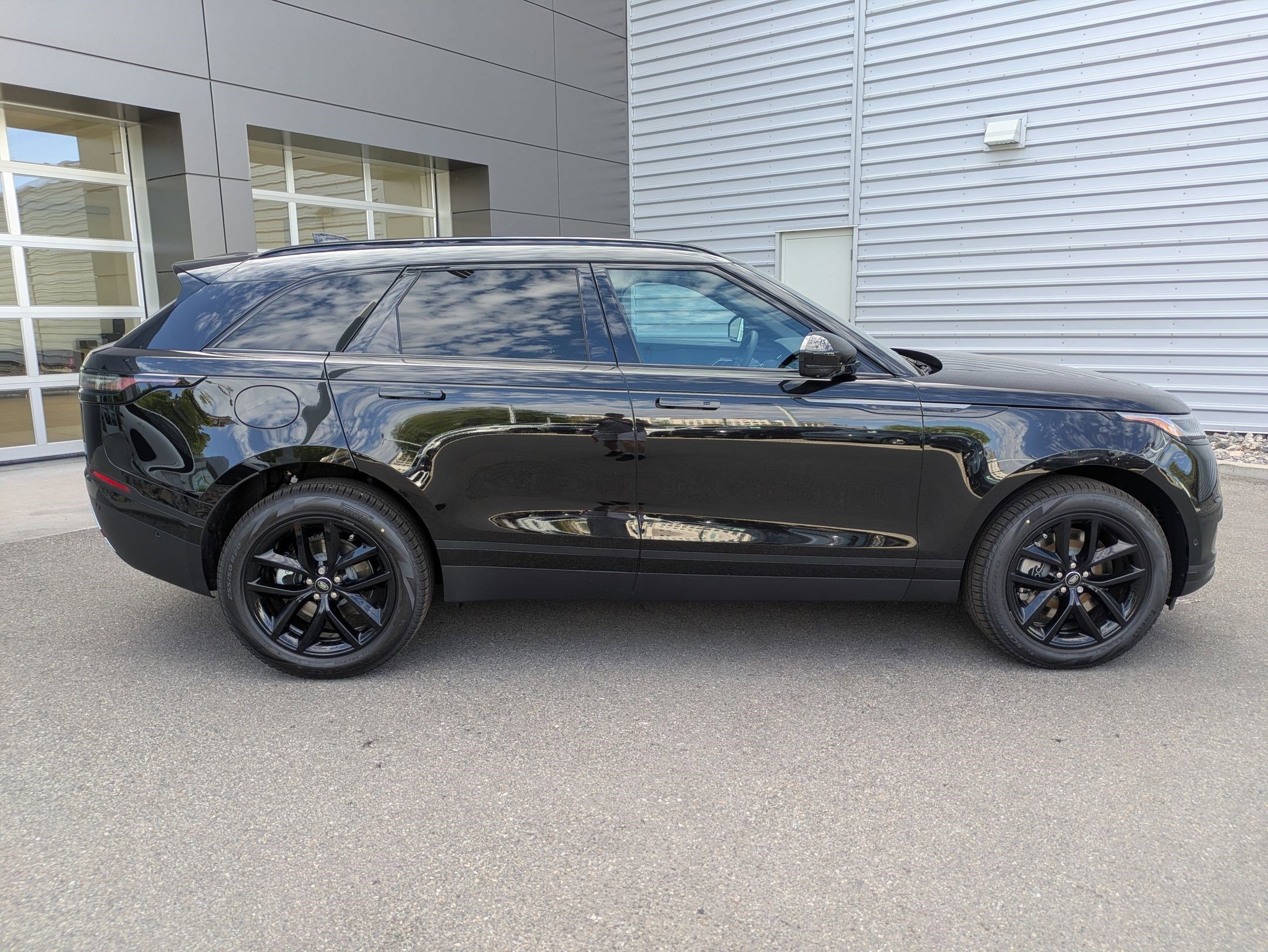 New 2026 Santorini Black Land Rover S image 4