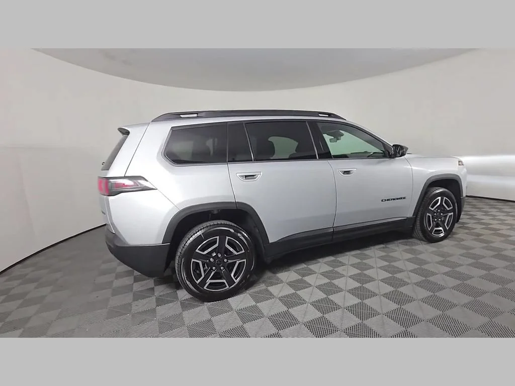 New 2026 Silver Zynith Clear-Coat Exterior Paint Jeep Laredo image 25