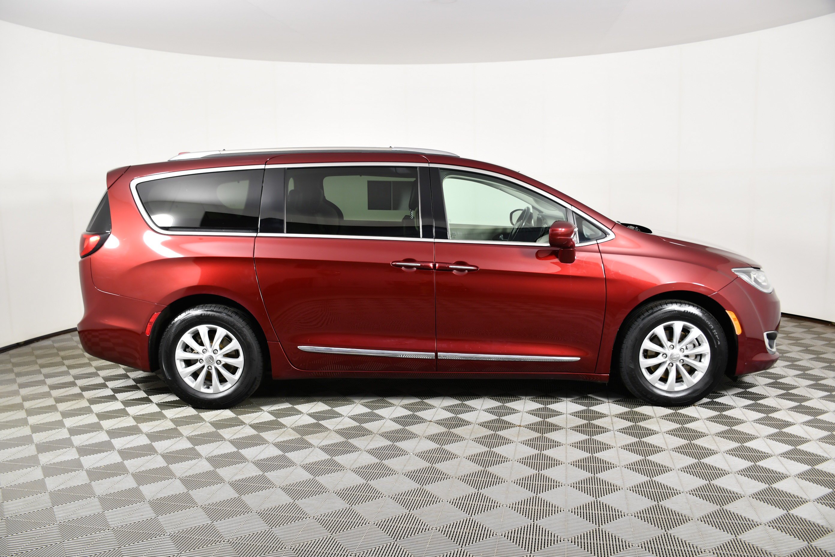 Used 2019 Velvet Red Pearlcoat Chrysler Touring L image 5