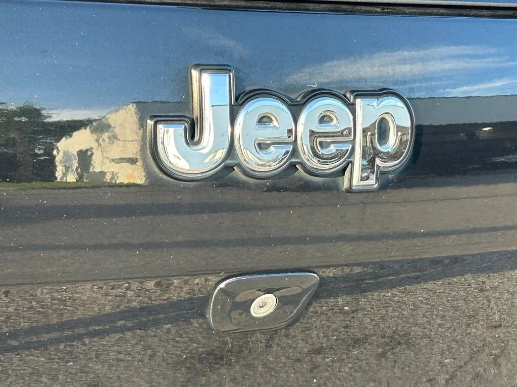 Used 2015 Brilliant Black Crystal Pearlcoat Jeep Latitude image 21