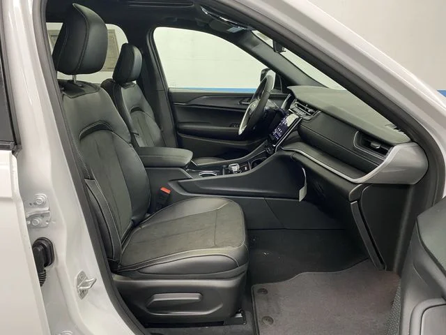 New 2025 Bright White Clear-Coat Exterior Paint Jeep Altitude X image 33