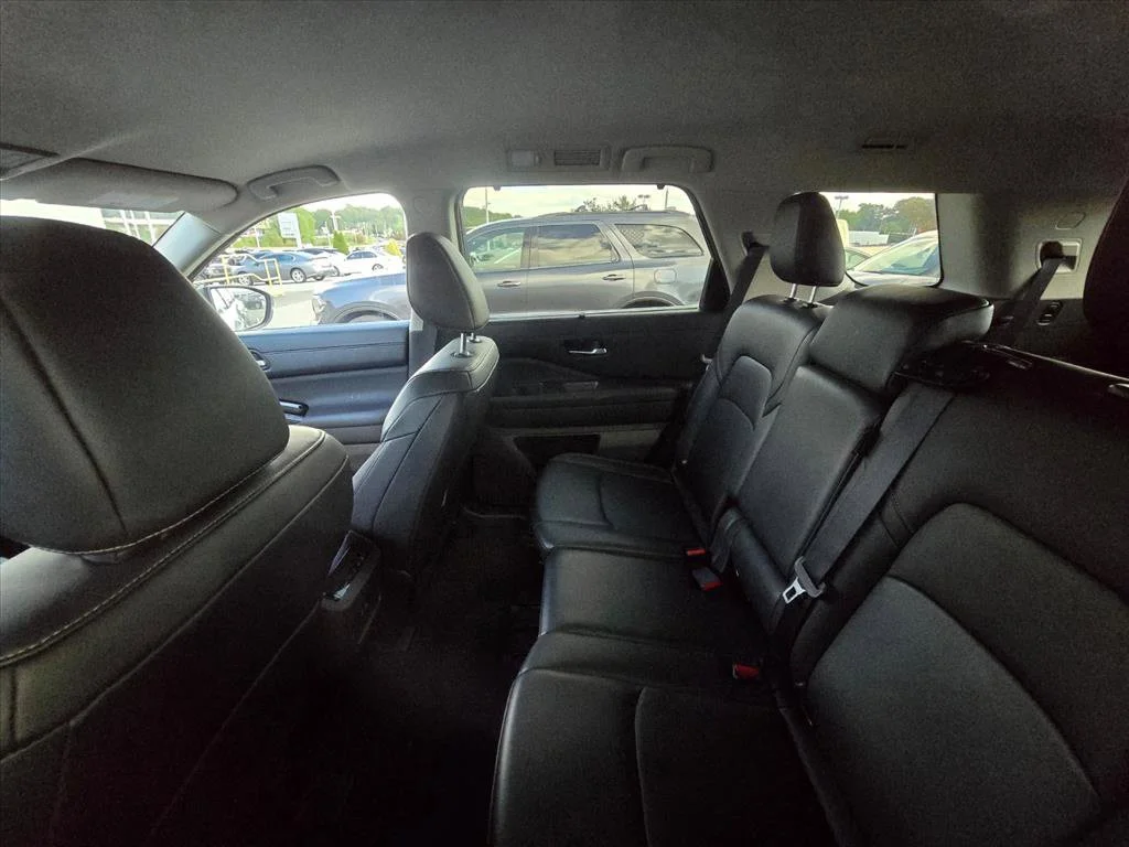 Used 2025 Gray Nissan SL image 5