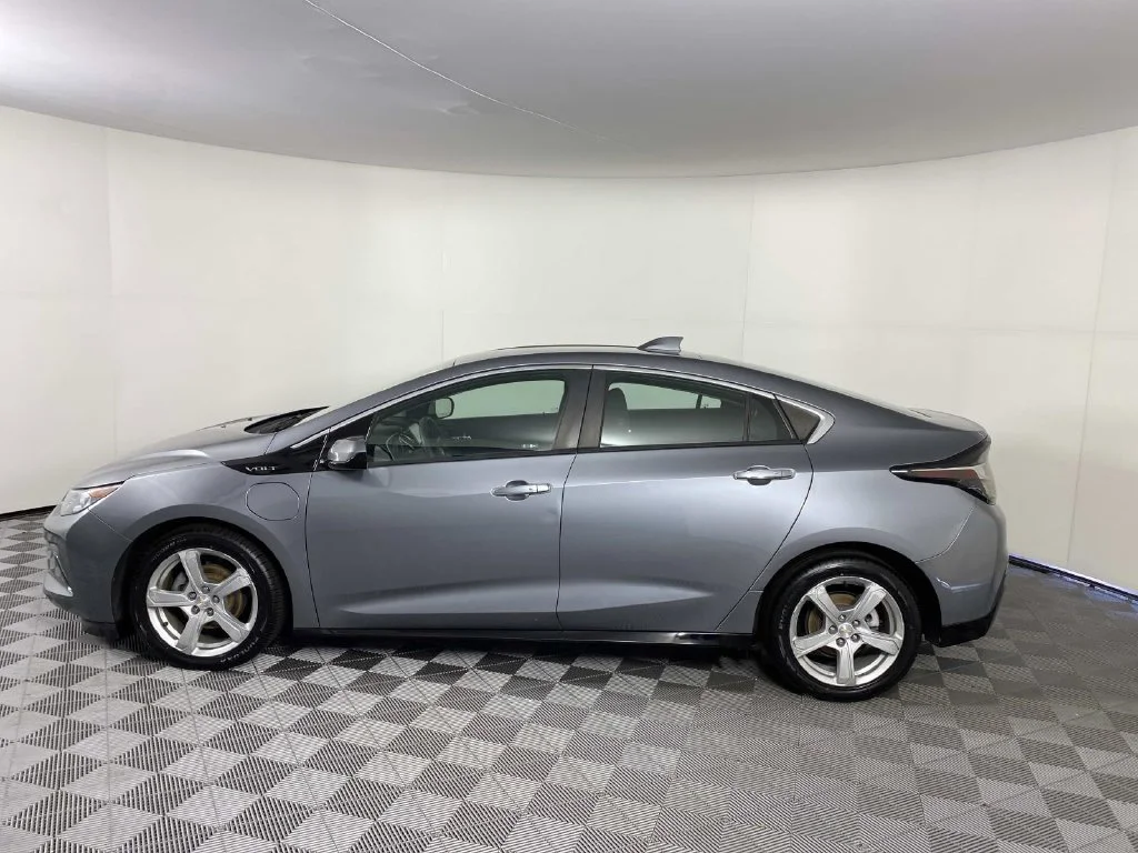 Used 2018 Steel Metallic Chevrolet LT image 5