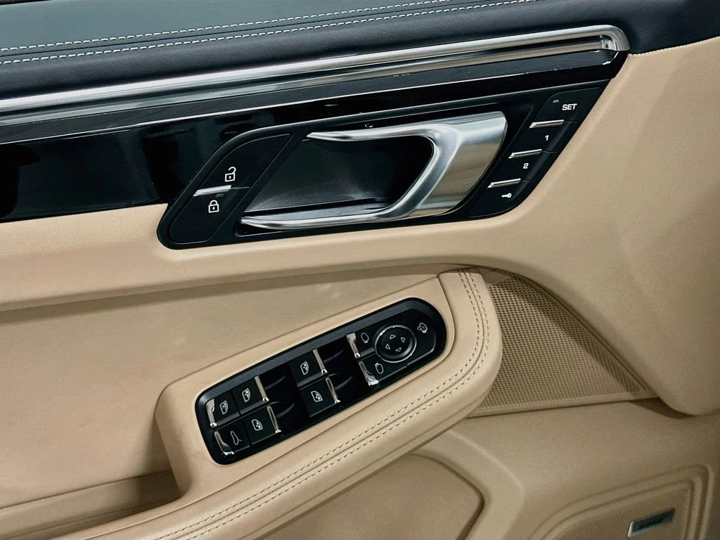 Used 2026  Porsche  image 19