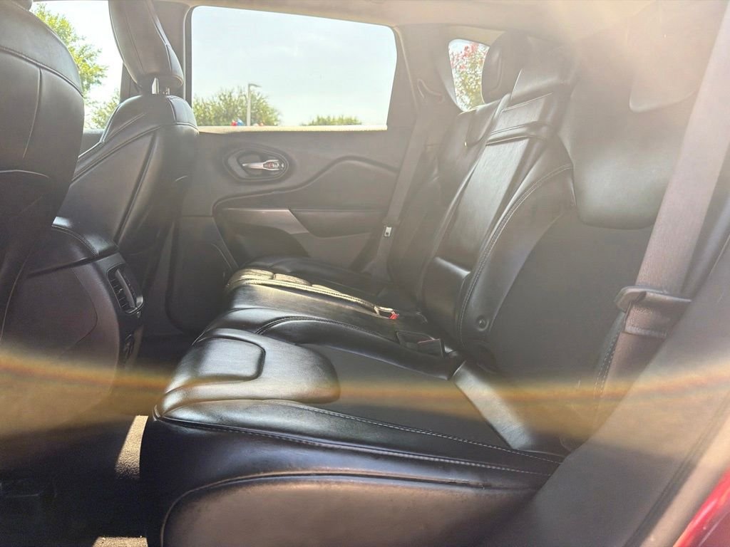 Used 2019 Red Jeep Latitude Plus image 6