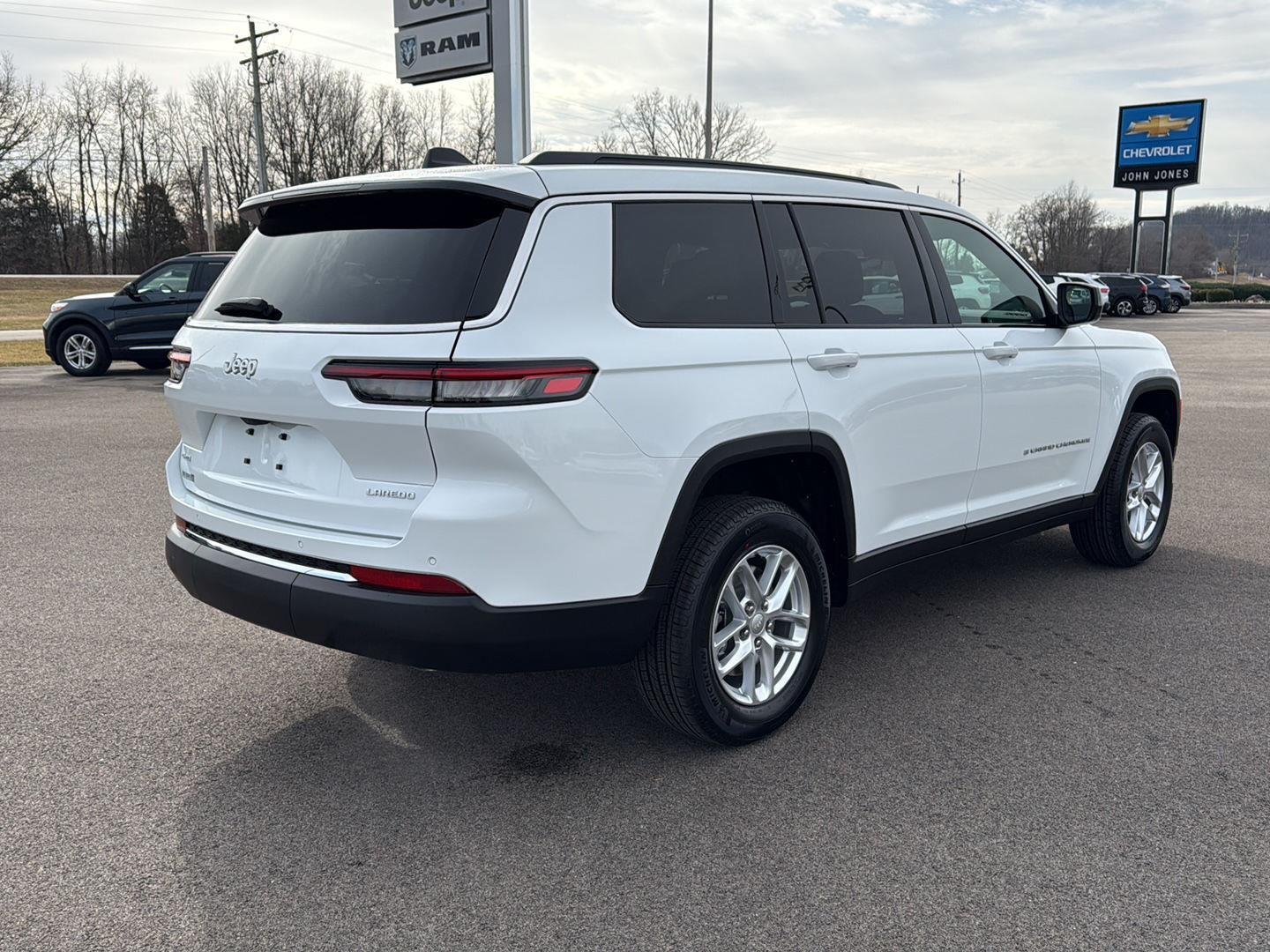 New 2026 Bright White Clear-Coat Exterior Paint Jeep Laredo X image 25
