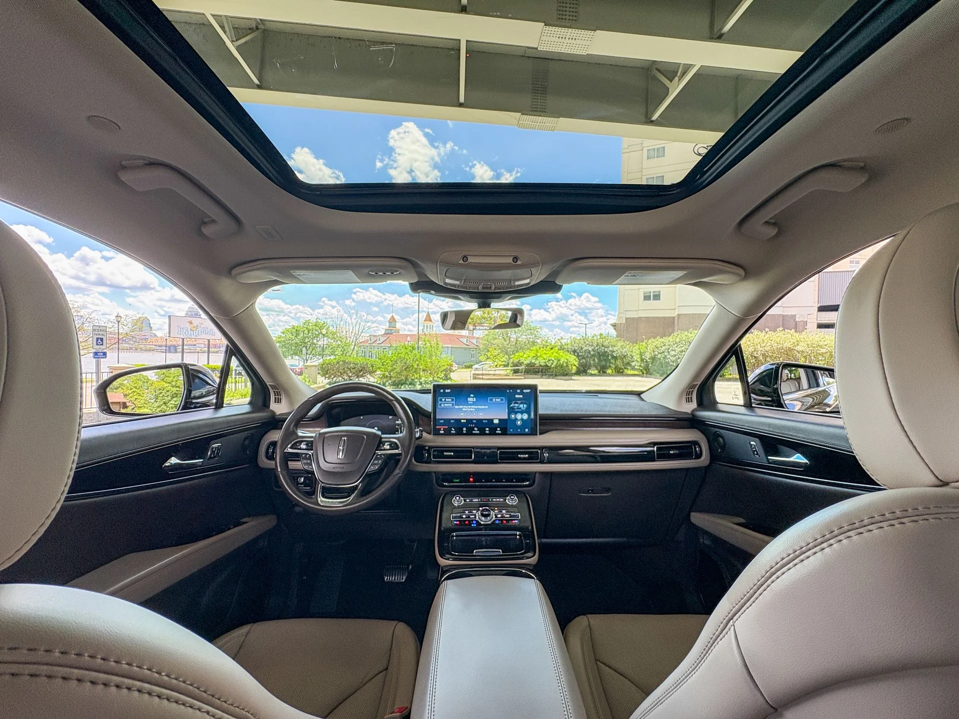 Used 2021 Green Lincoln Reserve image 2