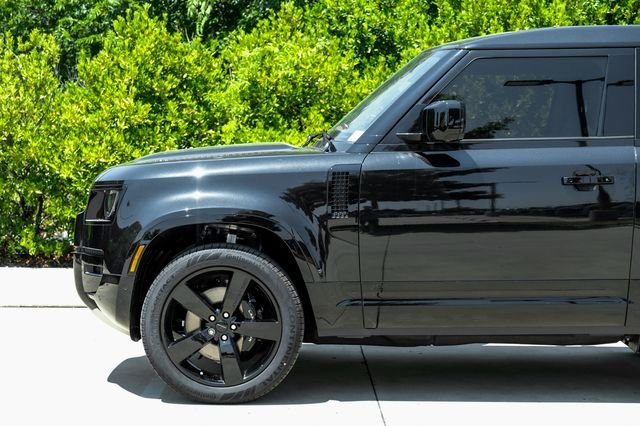 New 2026 Santorini Black Metallic Land Rover V8 image 17