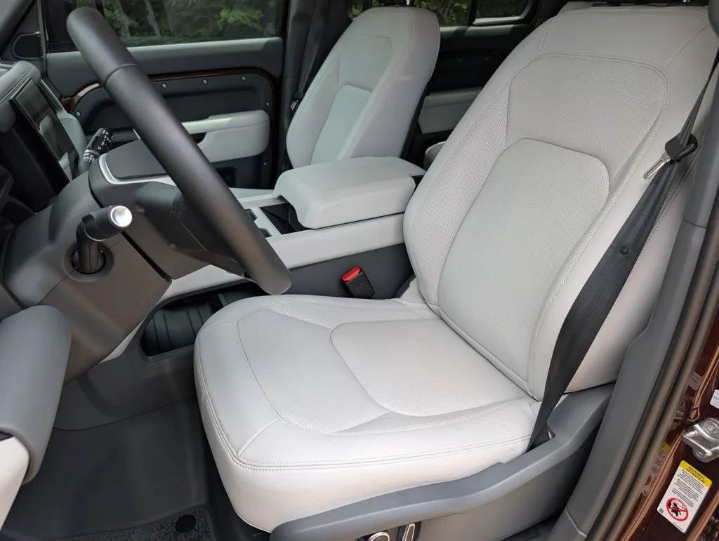 Certified Used 2025 Red Land Rover X-Dynamic SE image 5