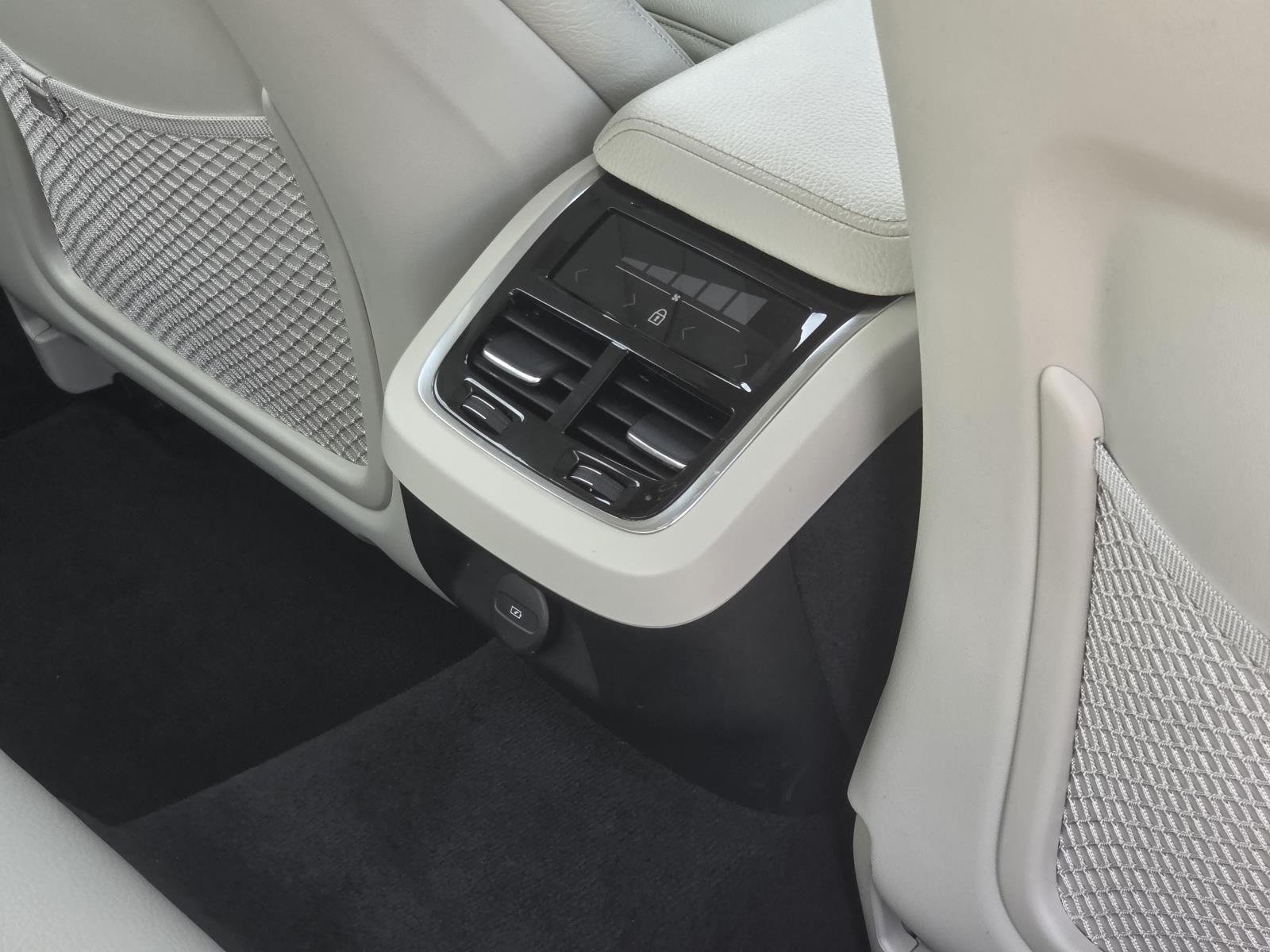 Used 2022 Crystal White Metallic Volvo Inscription image 38