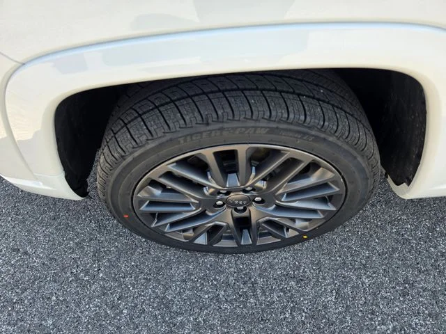 Used 2023 White Jeep Limited image 9