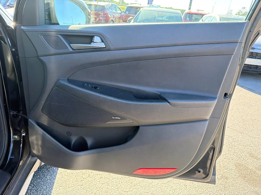 Used 2017 Black Hyundai SE Plus image 14