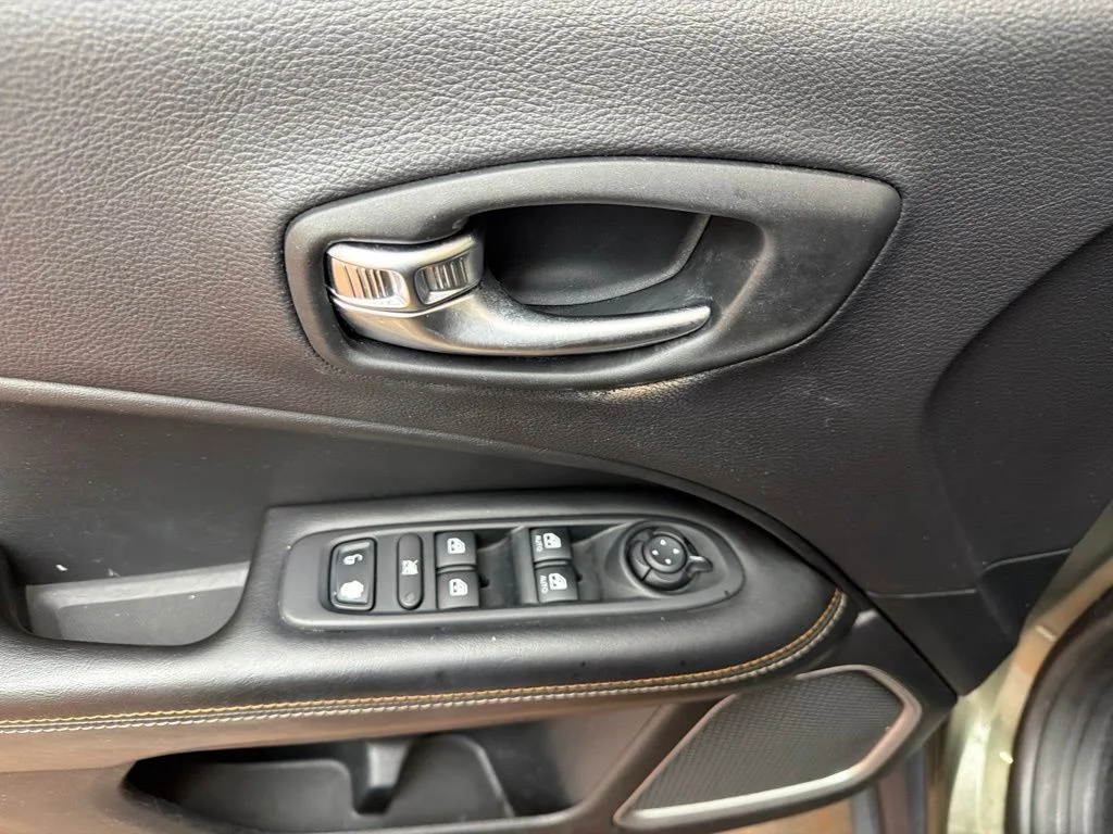 Used 2018 Olive Green Pearlcoat Jeep Sport image 24