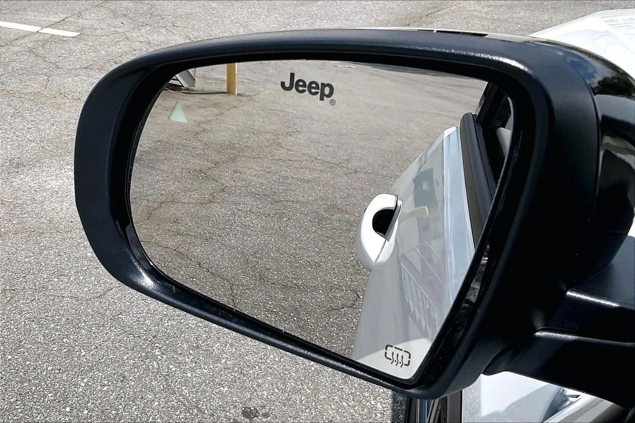 New 2026 Bright White Clearcoat Jeep Latitude image 23