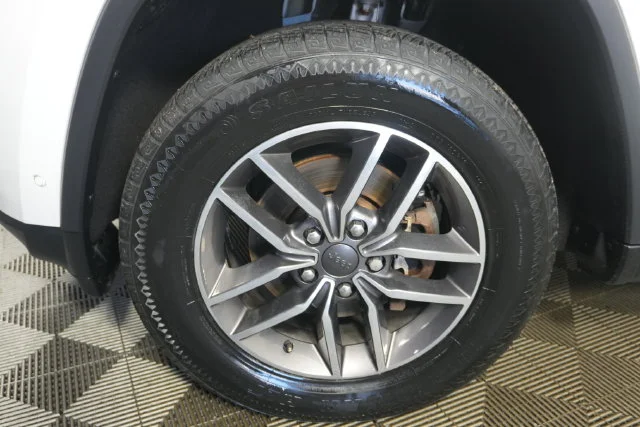 Used 2020 Bright White Clearcoat Jeep Limited image 9