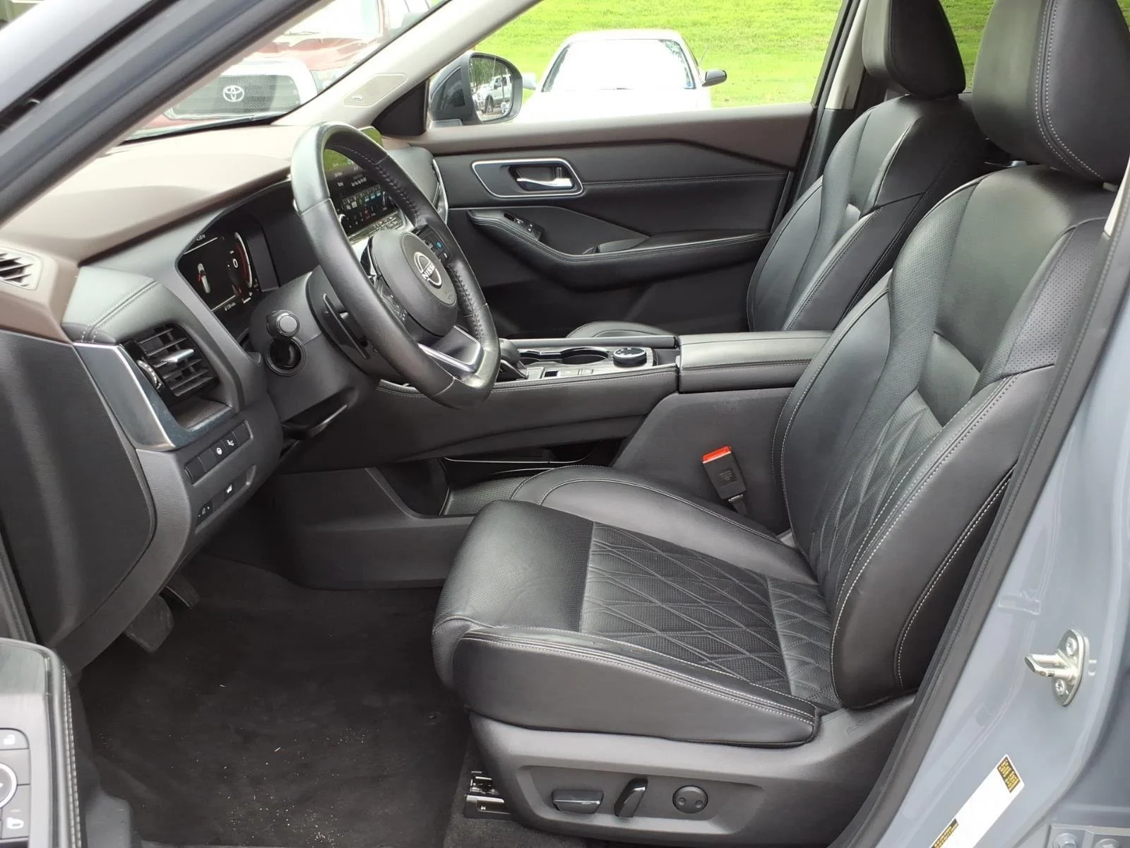 Used 2022 Boulder Gray Pearl/Super Black Nissan Platinum image 12