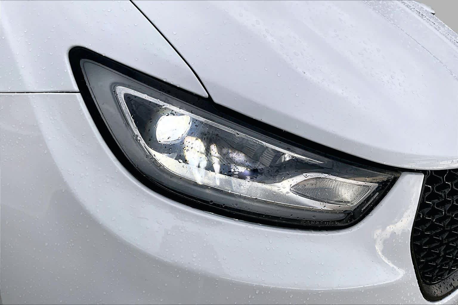 Used 2025 Bright White Clearcoat Chrysler Limited image 28