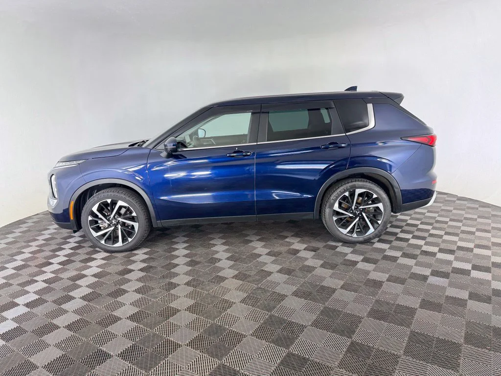 Used 2023 Blue Mitsubishi SE image 4