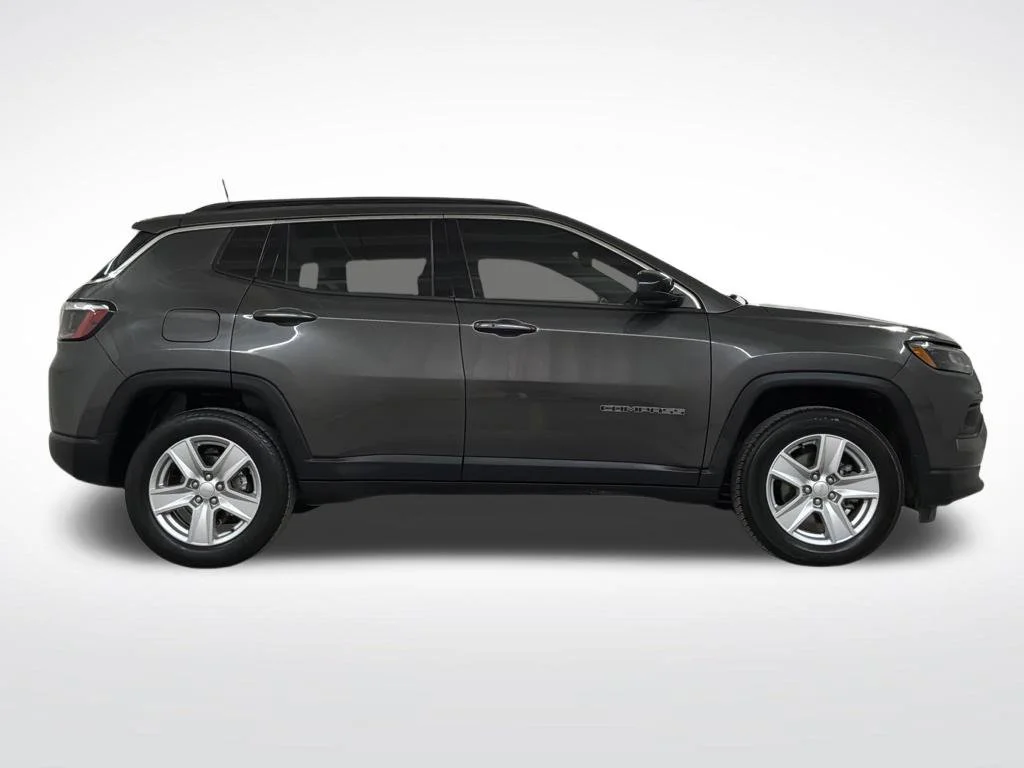 Used 2022 Crystal Metallic Jeep Latitude image 29