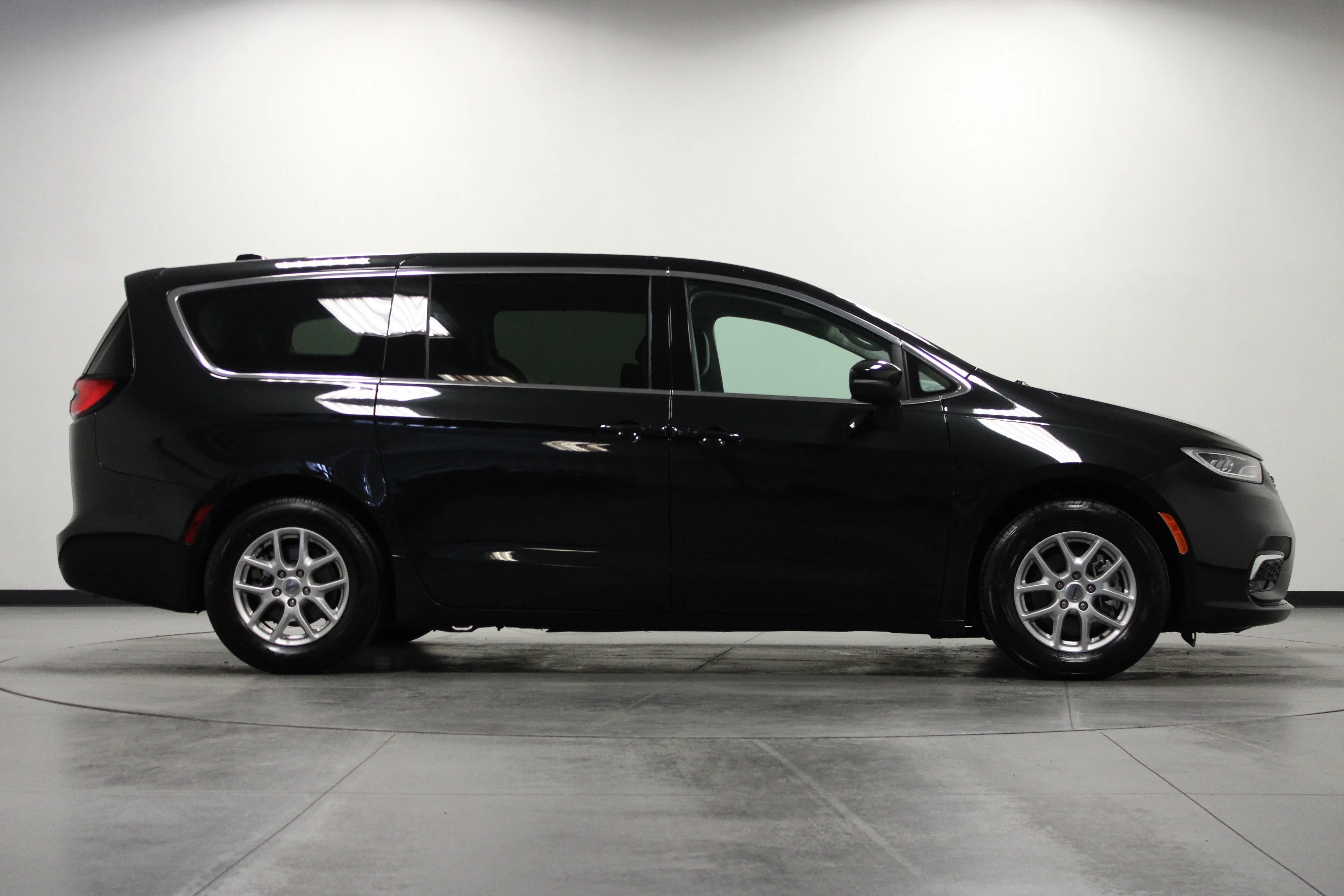Used 2023 Brilliant Black Crystal Pearlcoat Chrysler Touring L image 3