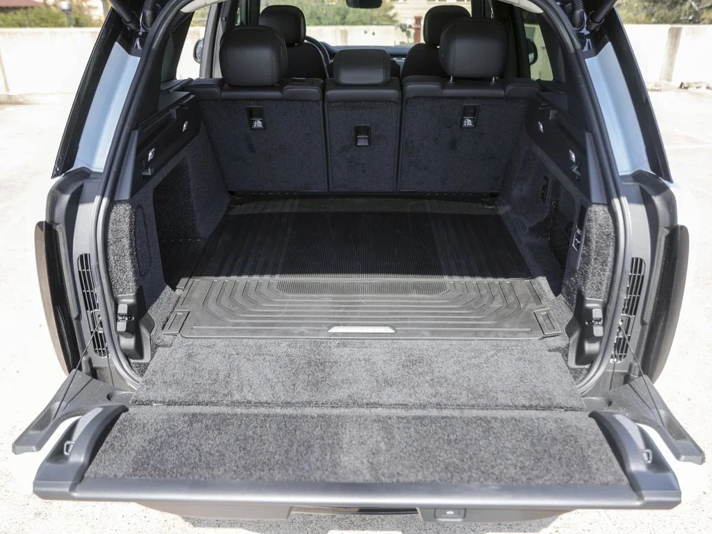 New 2025 White Land Rover SE image 30