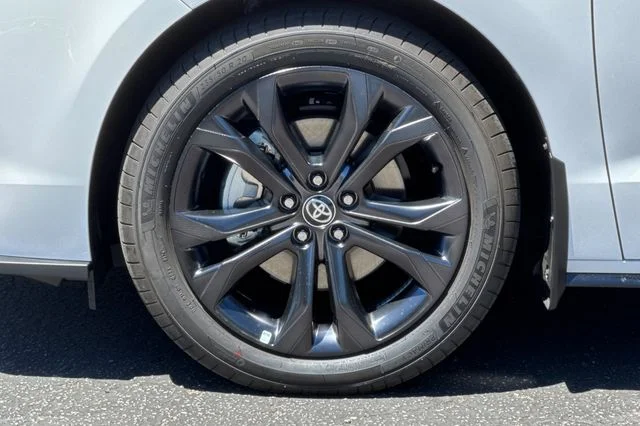 New 2026 Ice Cap Toyota  XSE image 33