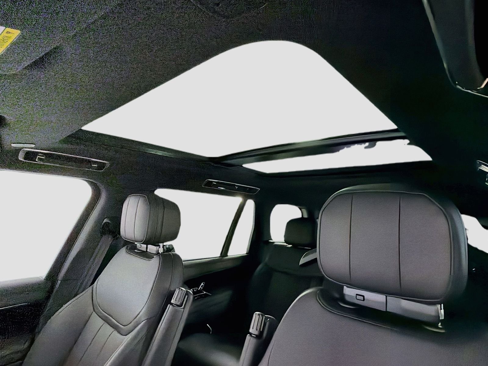 New 2026 Fuji White LAND ROVER SE 7 Seats image 9
