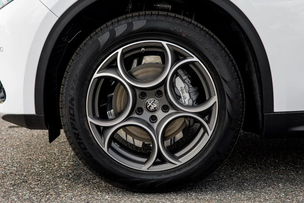 New 2025 White Alfa Romeo Base image 15