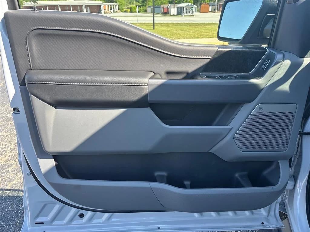 2025 Ford F-150 Lightning Flash - Photo 24