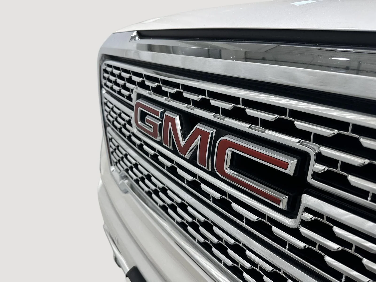 Used 2022 WHITE FROST TRICOAT GMC Denali image 29