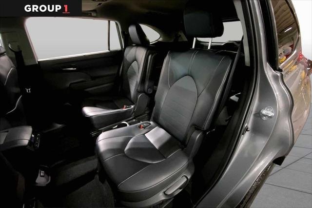 Certified Used 2025 PRECIOUS METAL Toyota  image 21