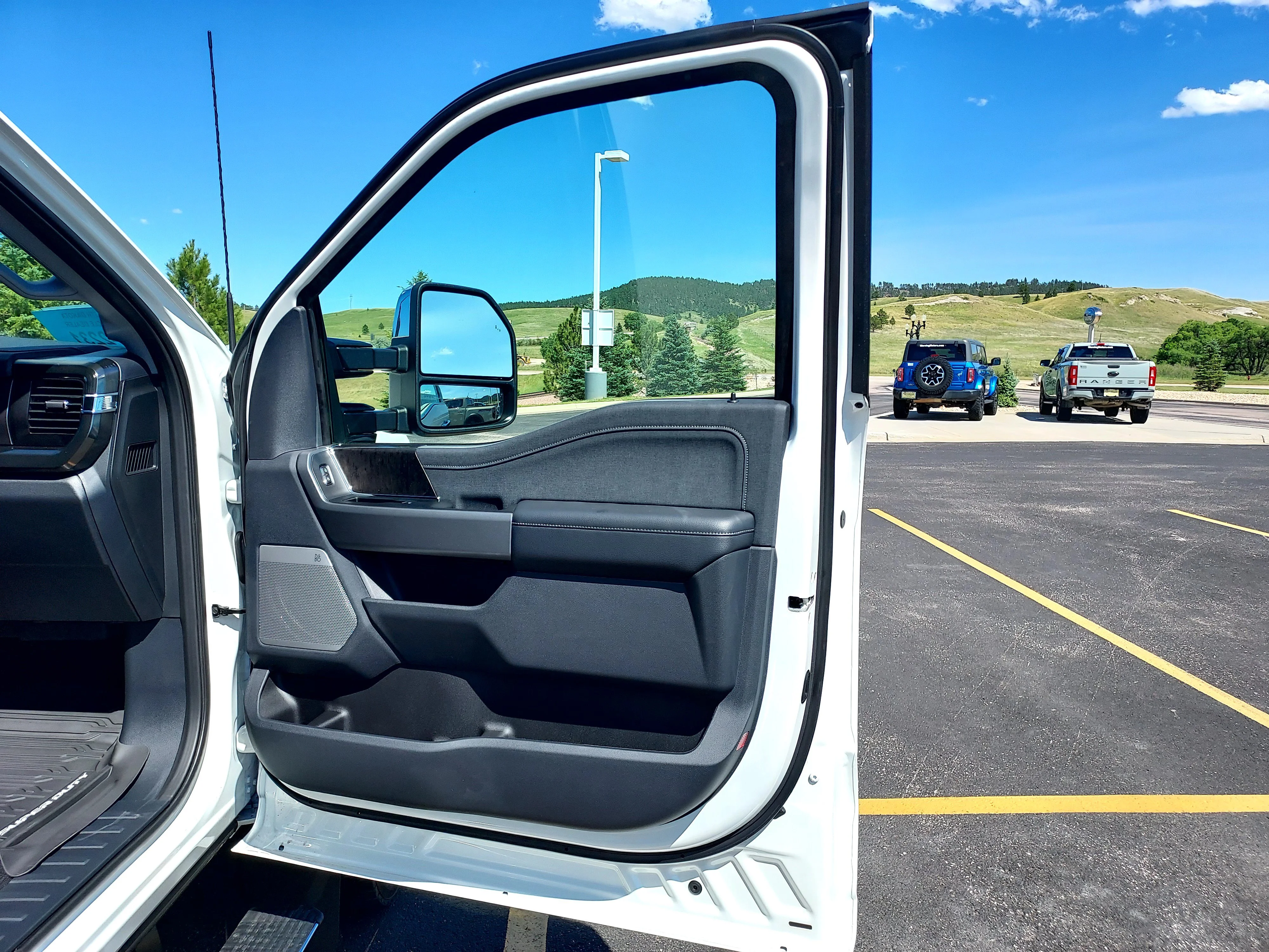 New 2026 Star White Metallic Tri-Coat Ford LARIAT image 25