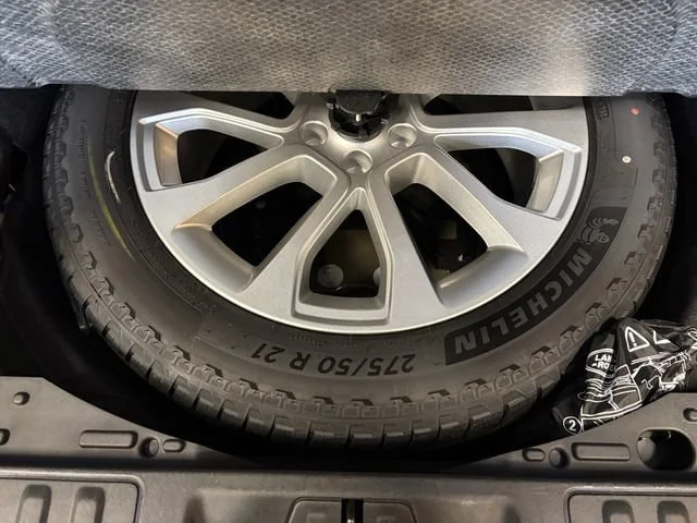 Used 2023 Black Land Rover SE Dynamic image 26