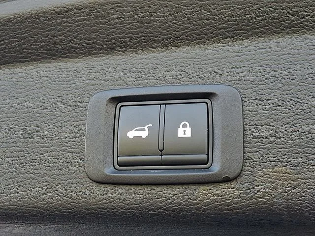 Used 2022  Mitsubishi  image 29
