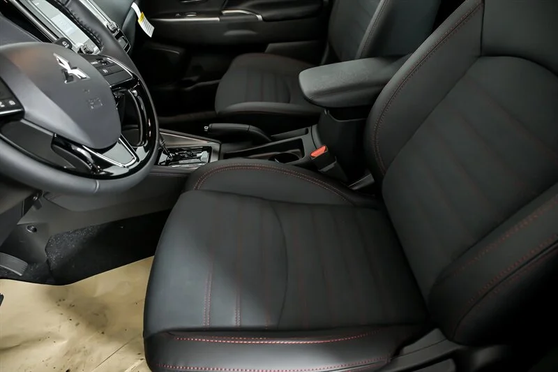 New 2025 White Diamond Mitsubishi SE image 12